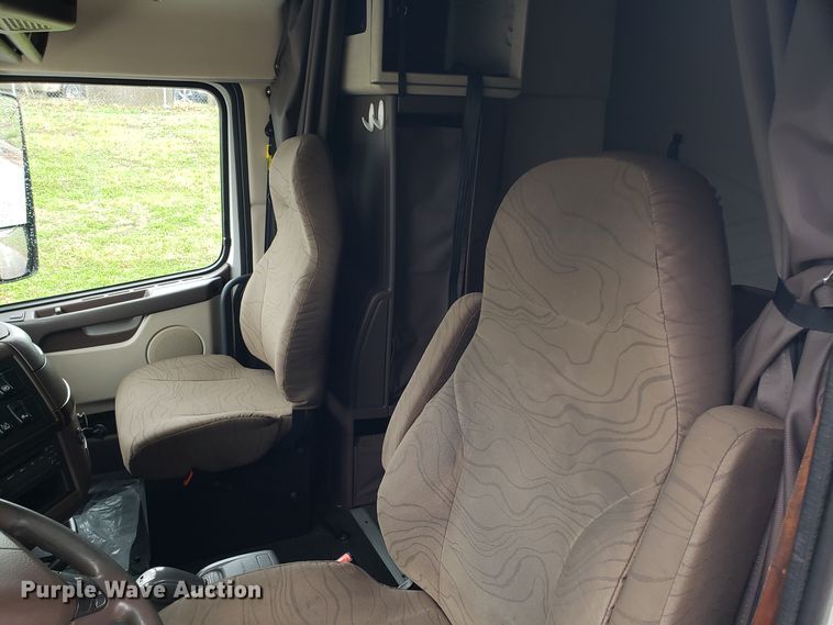 image for item DH5796 2015 Volvo VN semi truck