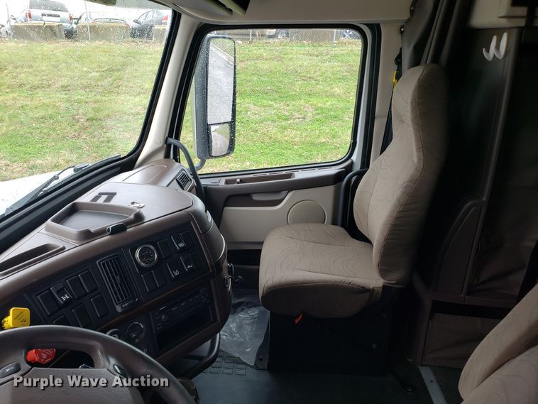 image for item DH5796 2015 Volvo VN semi truck