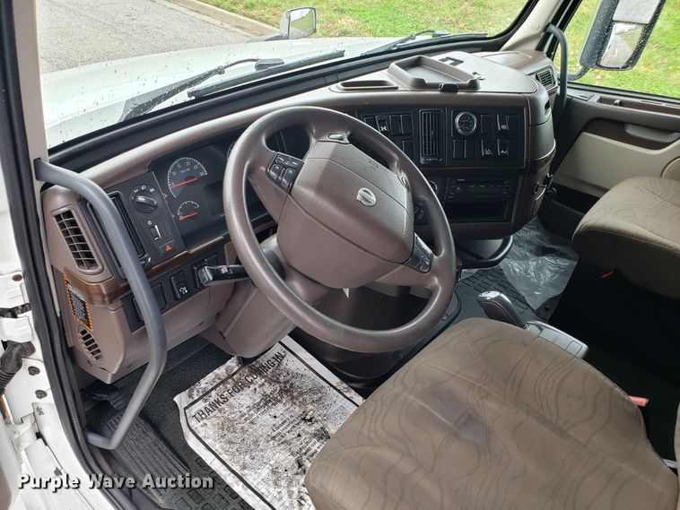 image for item DH5796 2015 Volvo VN semi truck