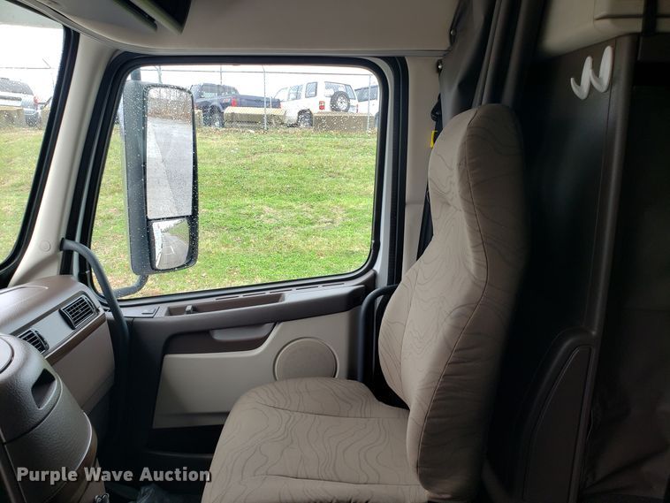 image for item DH5796 2015 Volvo VN semi truck