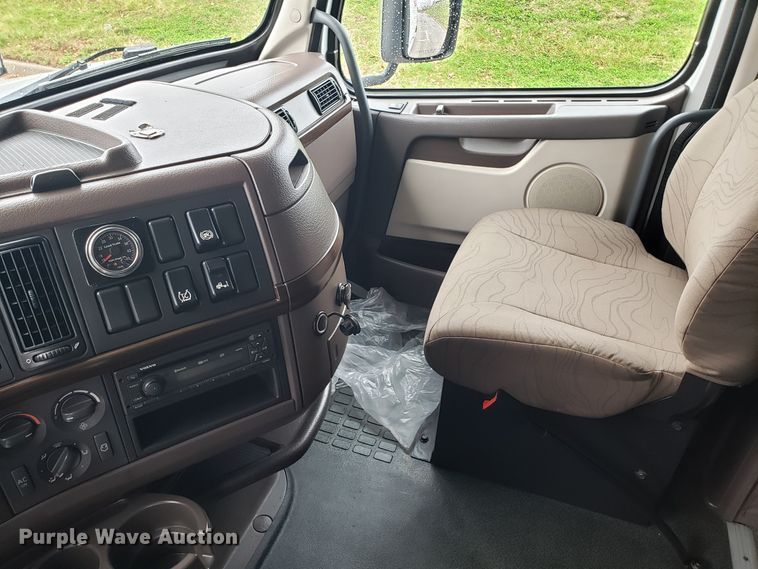 image for item DH5796 2015 Volvo VN semi truck