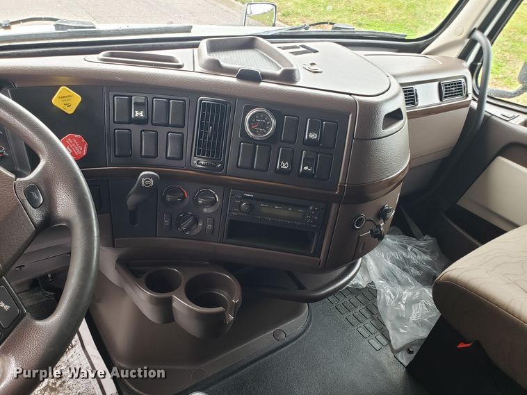 image for item DH5796 2015 Volvo VN semi truck