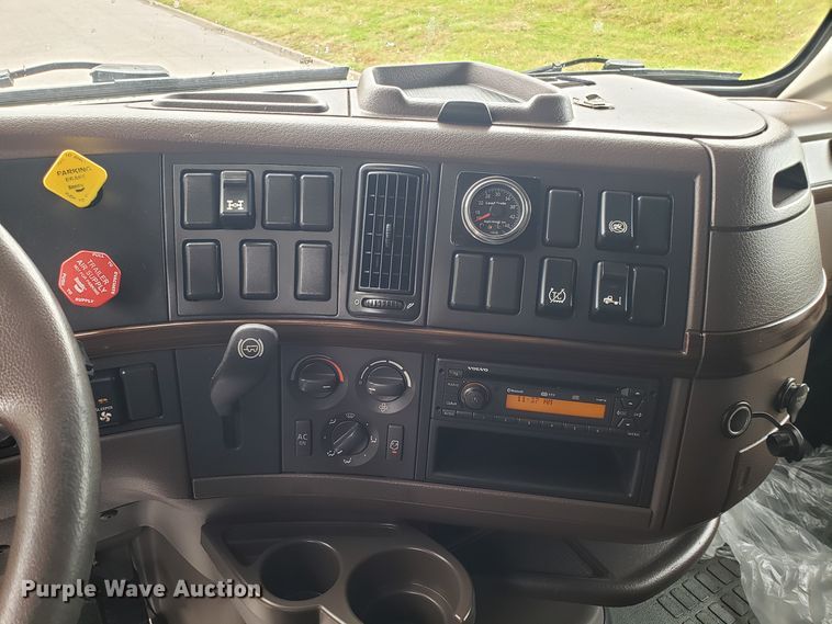 image for item DH5796 2015 Volvo VN semi truck