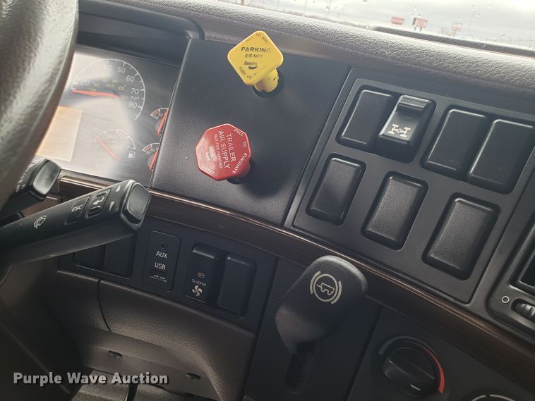 image for item DH5796 2015 Volvo VN semi truck