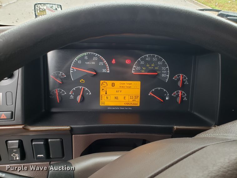 image for item DH5796 2015 Volvo VN semi truck