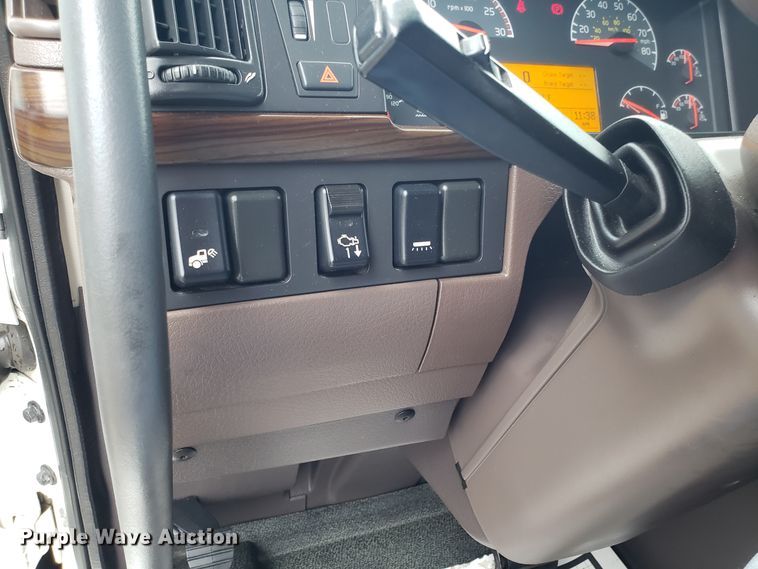 image for item DH5796 2015 Volvo VN semi truck