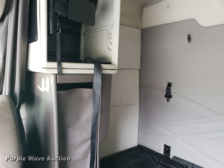 image for item DH5796 2015 Volvo VN semi truck