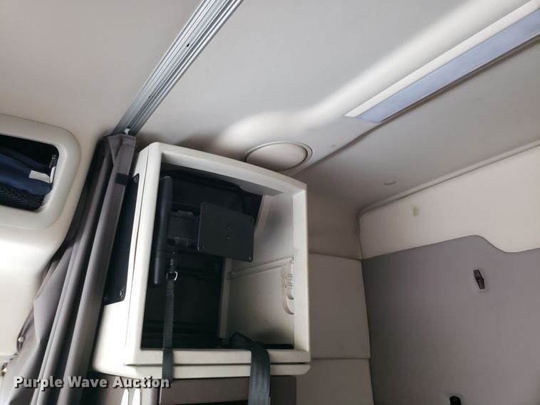 image for item DH5796 2015 Volvo VN semi truck