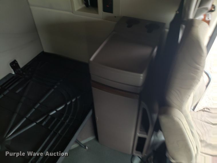 image for item DH5796 2015 Volvo VN semi truck