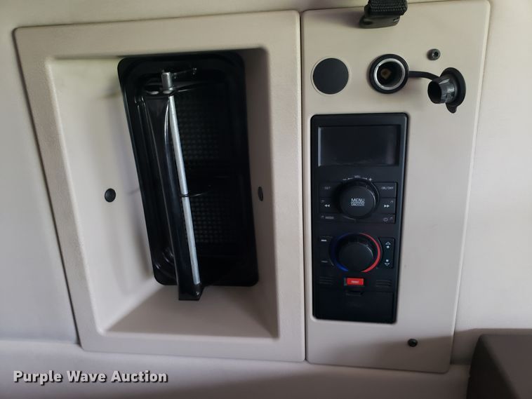 image for item DH5796 2015 Volvo VN semi truck