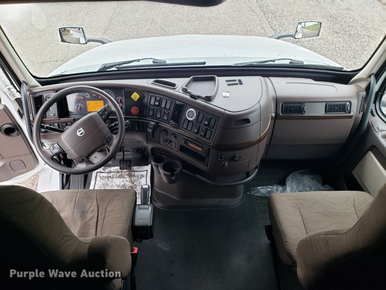 image for item DH5796 2015 Volvo VN semi truck