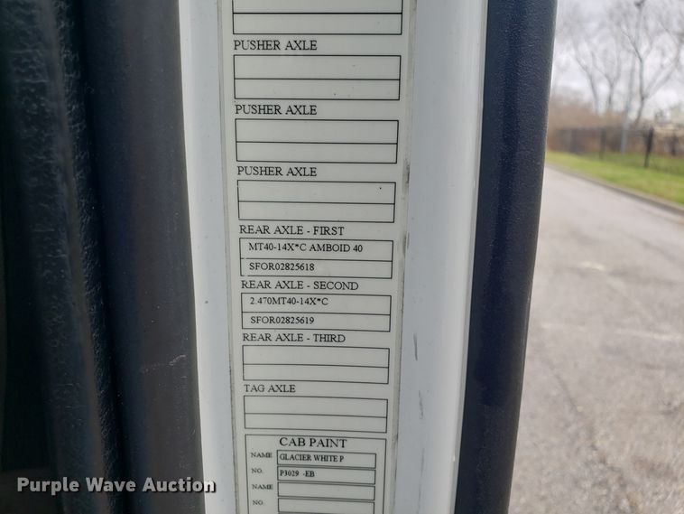 image for item DH5796 2015 Volvo VN semi truck