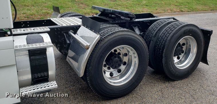 image for item DH5796 2015 Volvo VN semi truck