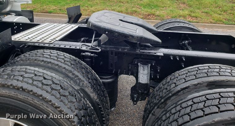 image for item DH5796 2015 Volvo VN semi truck