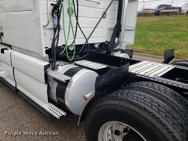 image for item DH5796 2015 Volvo VN semi truck