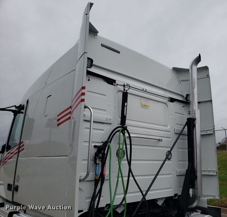 image for item DH5796 2015 Volvo VN semi truck