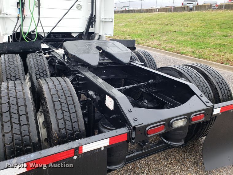 image for item DH5796 2015 Volvo VN semi truck