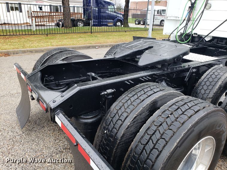 image for item DH5796 2015 Volvo VN semi truck