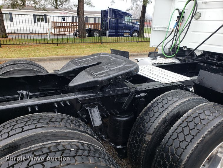 image for item DH5796 2015 Volvo VN semi truck