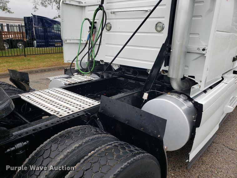 image for item DH5796 2015 Volvo VN semi truck