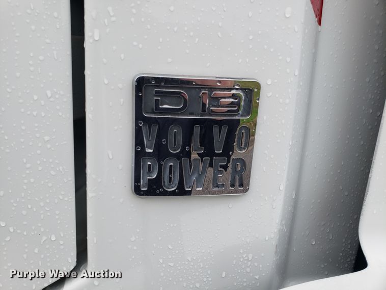 image for item DH5796 2015 Volvo VN semi truck