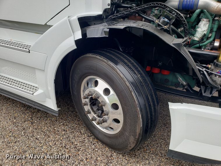 image for item DH5796 2015 Volvo VN semi truck