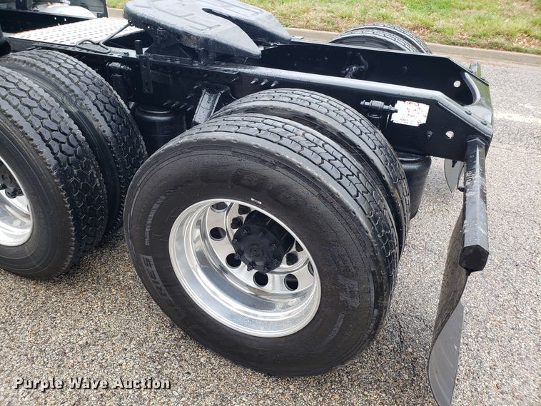 image for item DH5796 2015 Volvo VN semi truck