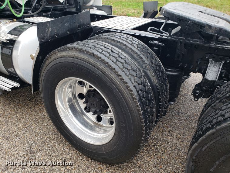 image for item DH5796 2015 Volvo VN semi truck