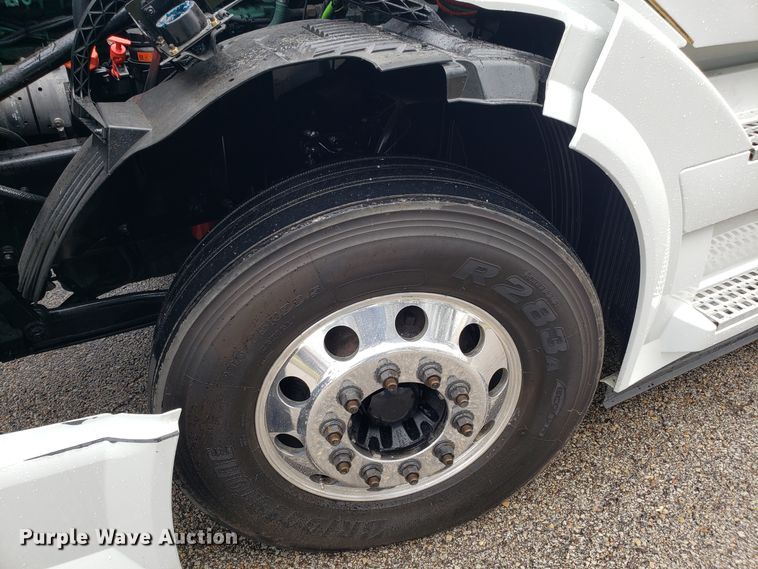 image for item DH5796 2015 Volvo VN semi truck