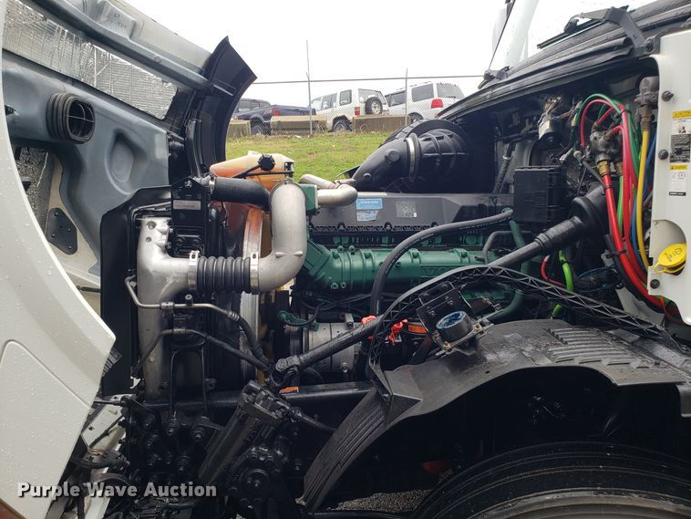 image for item DH5796 2015 Volvo VN semi truck