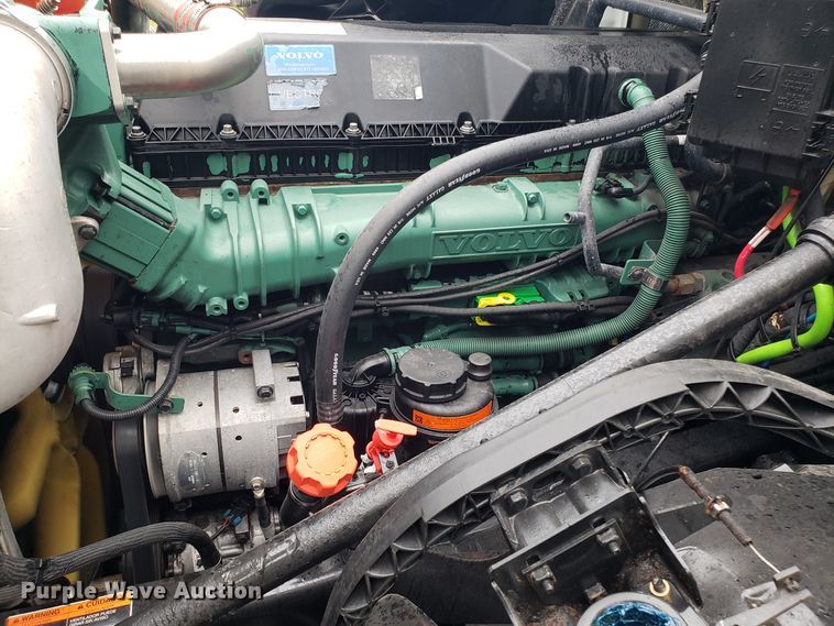 image for item DH5796 2015 Volvo VN semi truck