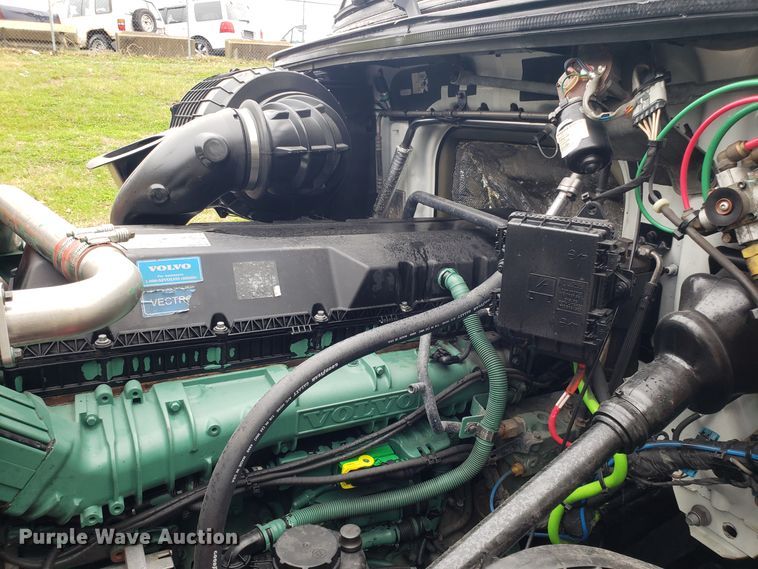 image for item DH5796 2015 Volvo VN semi truck