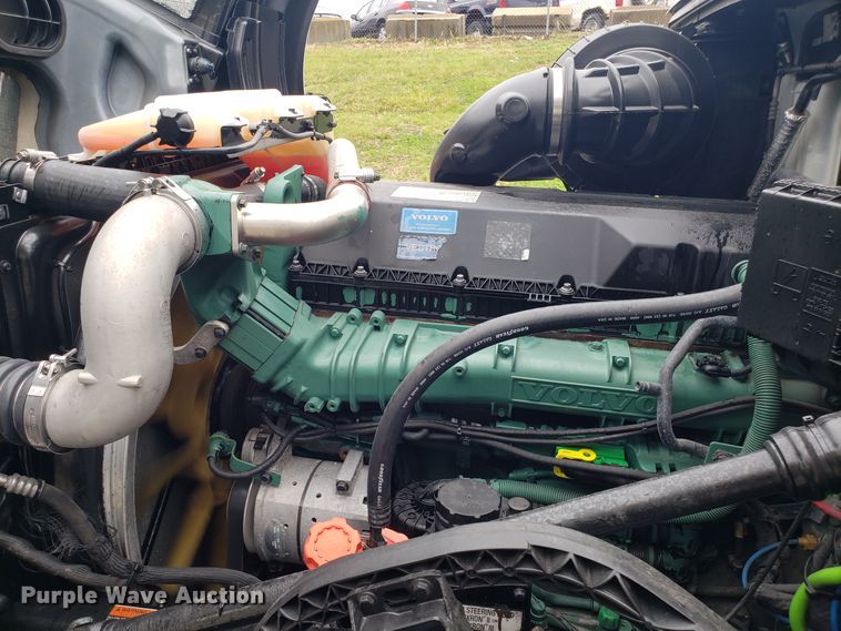 image for item DH5796 2015 Volvo VN semi truck