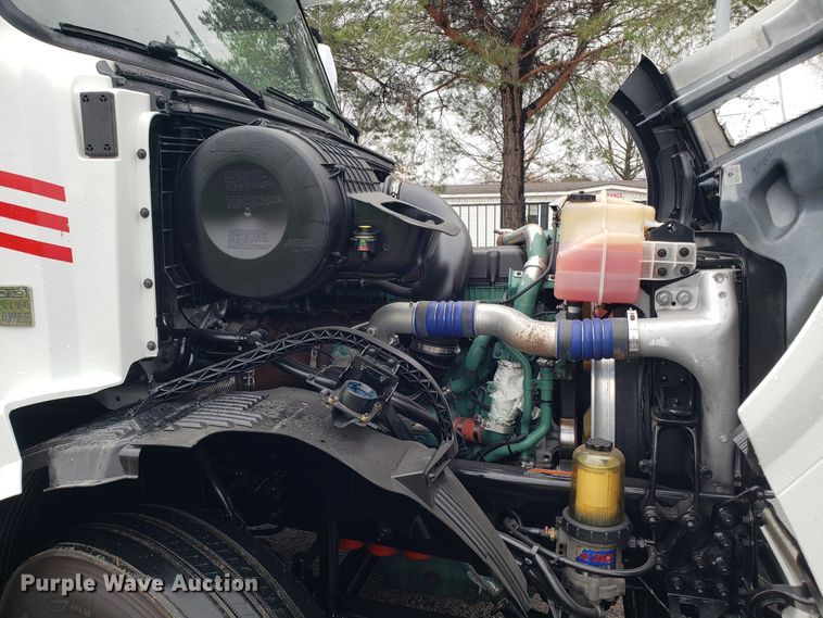 image for item DH5796 2015 Volvo VN semi truck