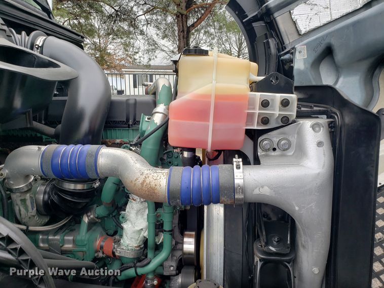 image for item DH5796 2015 Volvo VN semi truck