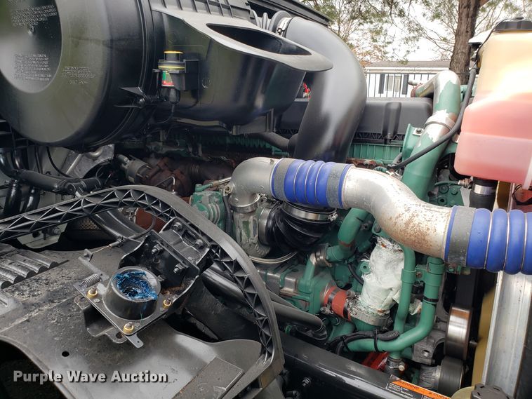 image for item DH5796 2015 Volvo VN semi truck