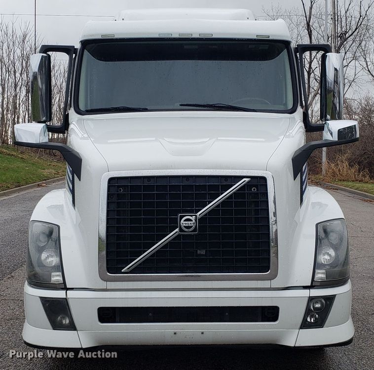 image for item DH5797 2015 Volvo VN semi truck