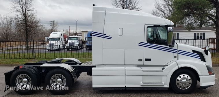 image for item DH5797 2015 Volvo VN semi truck