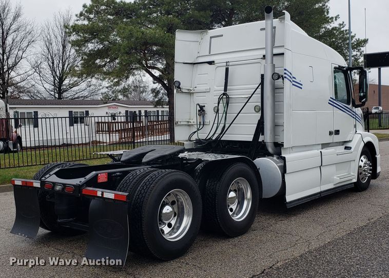 image for item DH5797 2015 Volvo VN semi truck