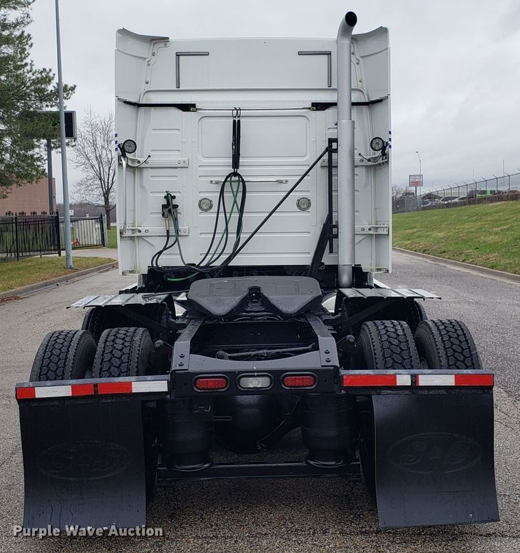 image for item DH5797 2015 Volvo VN semi truck