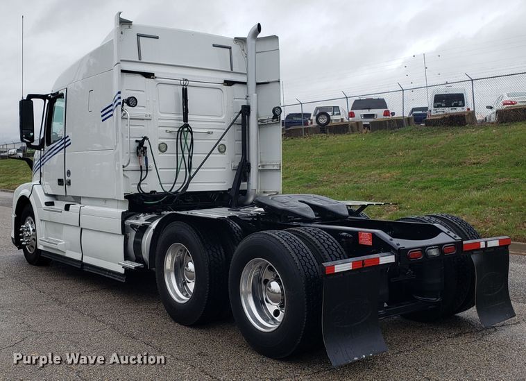 image for item DH5797 2015 Volvo VN semi truck