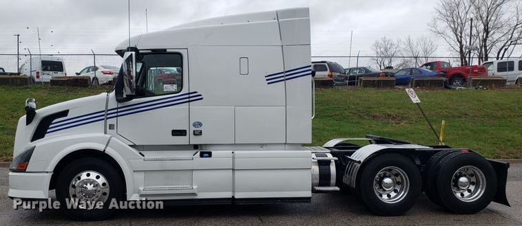 image for item DH5797 2015 Volvo VN semi truck