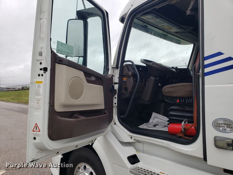 image for item DH5797 2015 Volvo VN semi truck