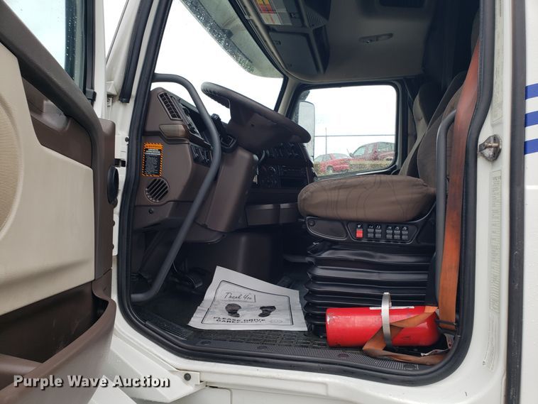 image for item DH5797 2015 Volvo VN semi truck