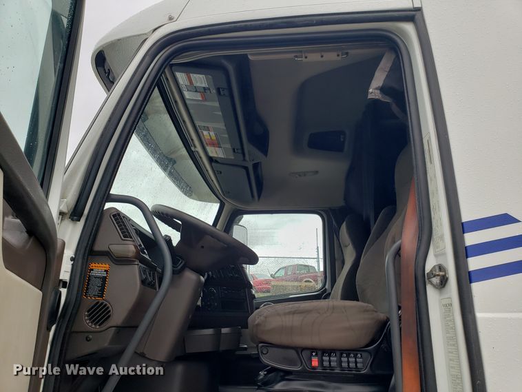 image for item DH5797 2015 Volvo VN semi truck