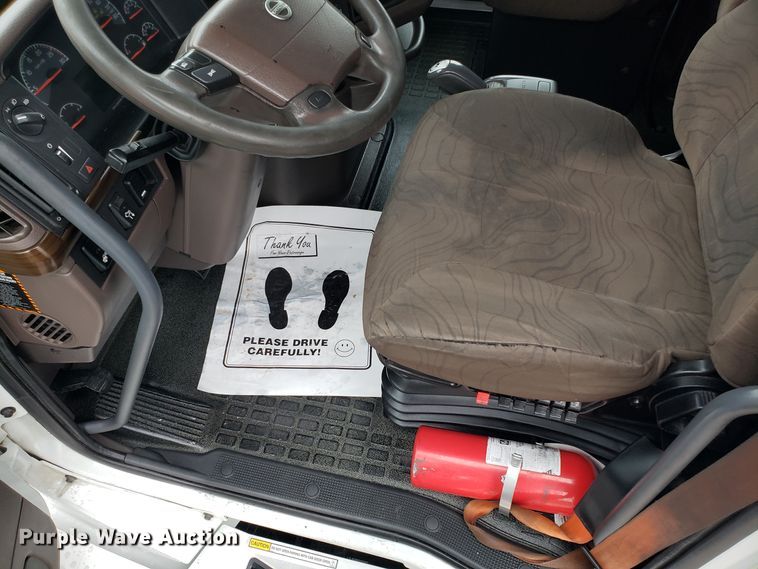 image for item DH5797 2015 Volvo VN semi truck