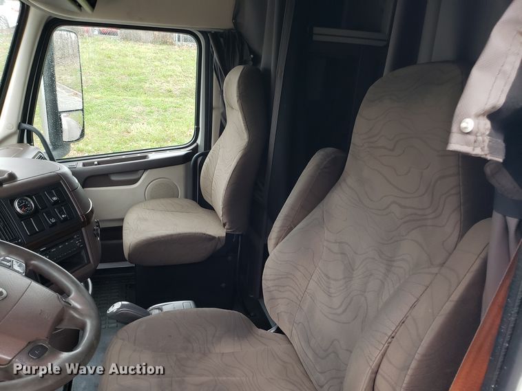 image for item DH5797 2015 Volvo VN semi truck