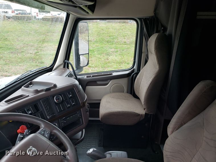 image for item DH5797 2015 Volvo VN semi truck