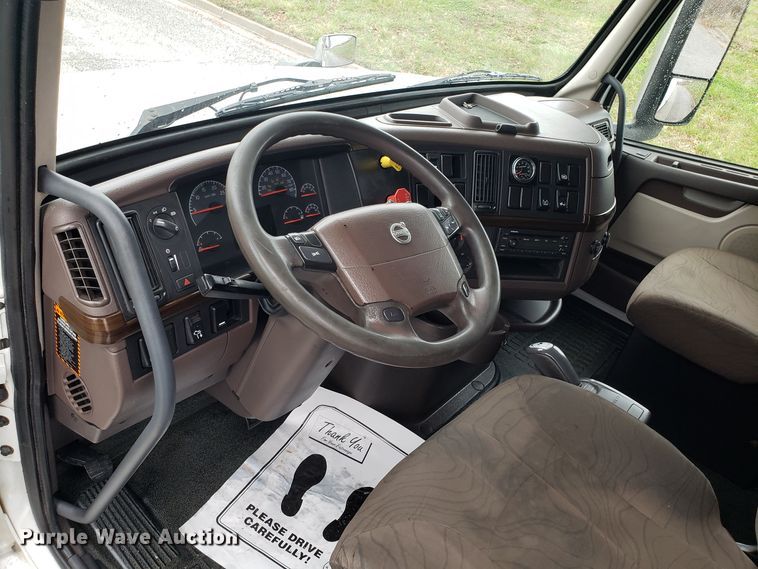 image for item DH5797 2015 Volvo VN semi truck