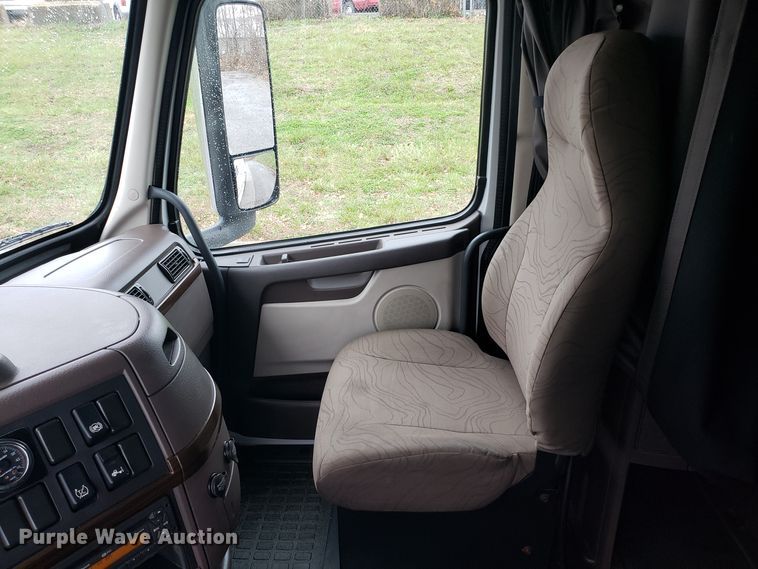 image for item DH5797 2015 Volvo VN semi truck